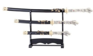 BOGATO ZDOBIONY ZESTAW MIECZY SAMURAJSKICH ZE STOJAKIEM (C-003_4)