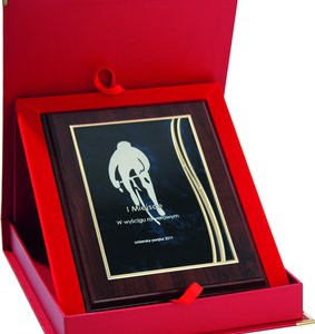 Dyplom z tworzywa sztucznego z metalową blaszką grawerowany + etui HG42+ETUI