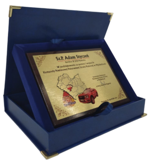 Dyplom drewniany z grawerem srebrny w etui granatowym- S6DD02