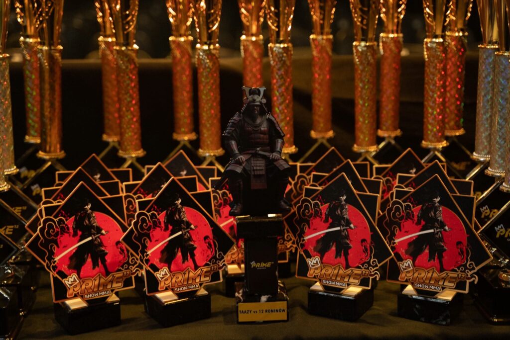 Statuetki w stylu japońskim na galę PRIME MMA 12 w Warszawie